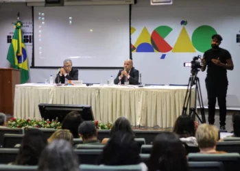 capacitação constante, educação continuada, treinamento em andamento