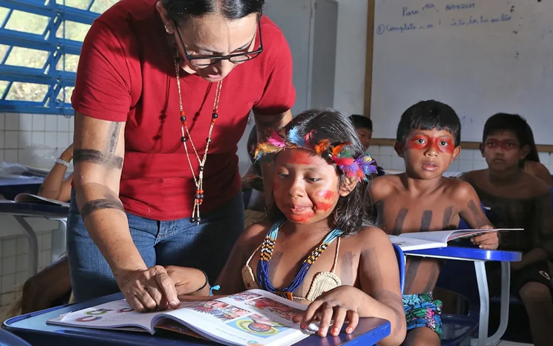 ensino para povos nativos, instrução de comunidades locais, formação acadêmica para indígenas