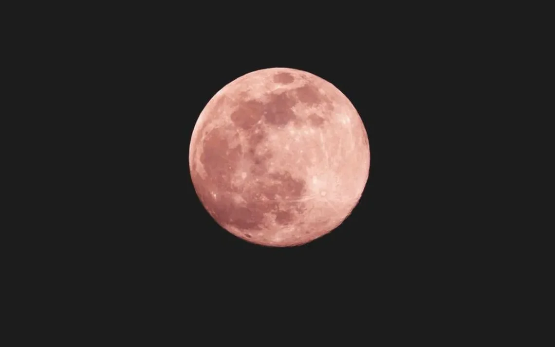 lua cor-de-rosa, satélite natural