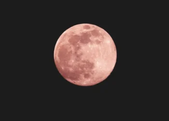 lua cor-de-rosa, satélite natural