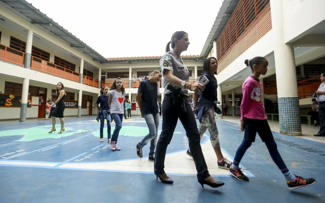 escolas, militarizadas, instituições, militares, unidades, cívico-militares;