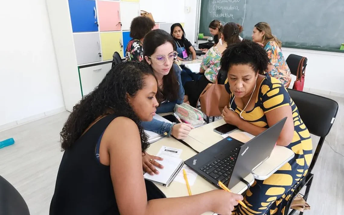 treinamento, capacitação, ensino, educação;