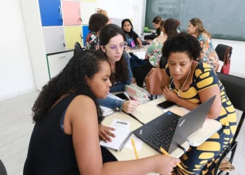 treinamento, capacitação, ensino, educação;