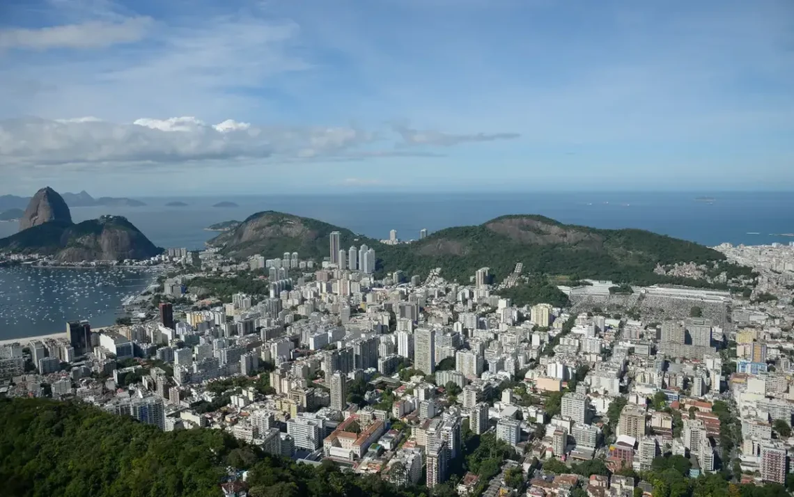 desempenho insatisfatório, não realização de obrigações, atraso em pagamentos;