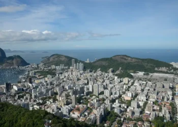 desempenho insatisfatório, não realização de obrigações, atraso em pagamentos;