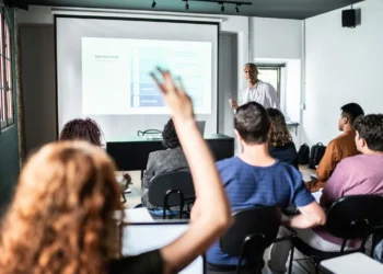 instituições educacionais, negócios educacionais;