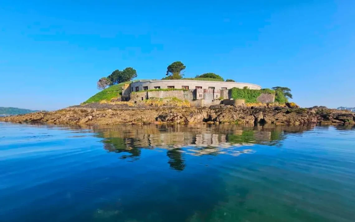 Ilha assombrada, Ilha de propriedade, Ilha à venda, Ilha dos moradores, Ilha dos fantasmas;