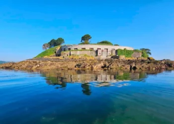 Ilha assombrada, Ilha de propriedade, Ilha à venda, Ilha dos moradores, Ilha dos fantasmas;