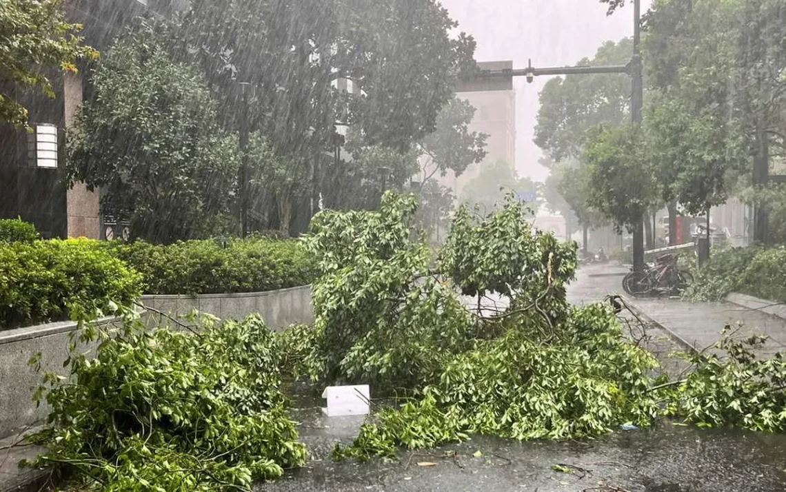 tempestade, furacão, ciclone;