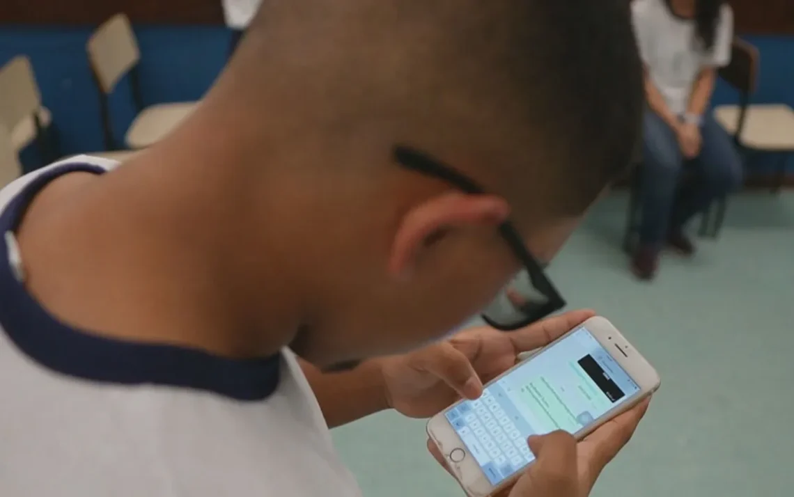 Oito em cada 10 pessoas são a favor de proibir o uso de celulares em escolas do Rio — Foto: Reprodução/TV Globo MEC prepara PL para banir uso de celulares nas escolas - Todos os direitos: © G1 - Globo Mundo