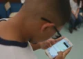 Oito em cada 10 pessoas são a favor de proibir o uso de celulares em escolas do Rio — Foto: Reprodução/TV Globo MEC prepara PL para banir uso de celulares nas escolas - Todos os direitos: © G1 - Globo Mundo